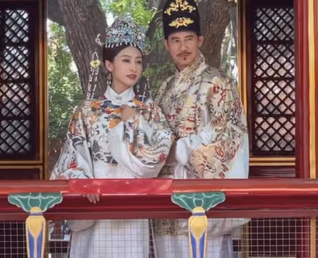 李子雄一家逛故宮,古裝搭配人字拖接地氣,5歲兒子坐推車太寵溺