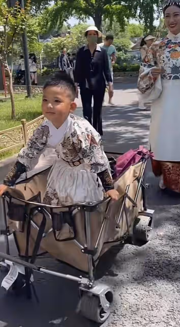 李子雄一家逛故宮,古裝搭配人字拖接地氣,5歲兒子坐推車太寵溺