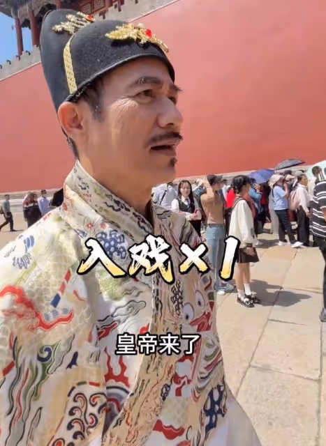 李子雄一家逛故宮,古裝搭配人字拖接地氣,5歲兒子坐推車太寵溺
