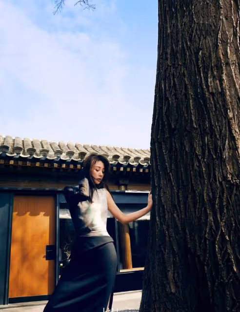 被殷桃的時尚感驚艷了！羊毛卷、黑長直輕鬆駕馭，穿什麼都好看