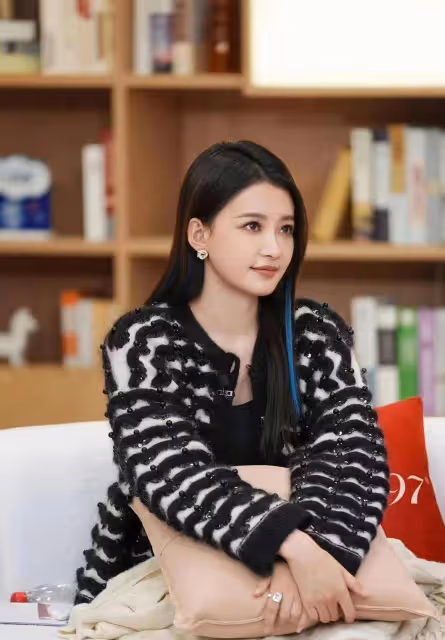 孫怡新造型《再見愛人》,染藍長發搭配裸毛衣,吸睛!