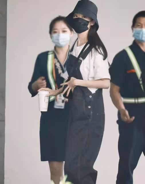 張小斐走紅後沒有偶像包袱，背帶褲配白T恤，看著像「乖乖女」