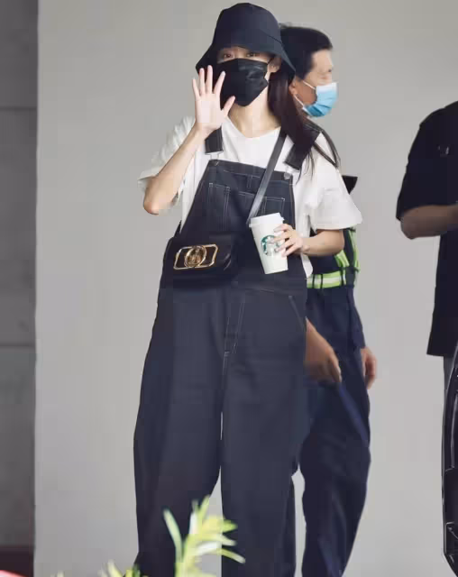 張小斐走紅後沒有偶像包袱，背帶褲配白T恤，看著像「乖乖女」