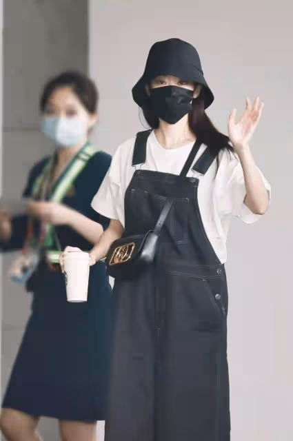 張小斐走紅後沒有偶像包袱,背帶褲配白T恤,看著像「乖乖女」
