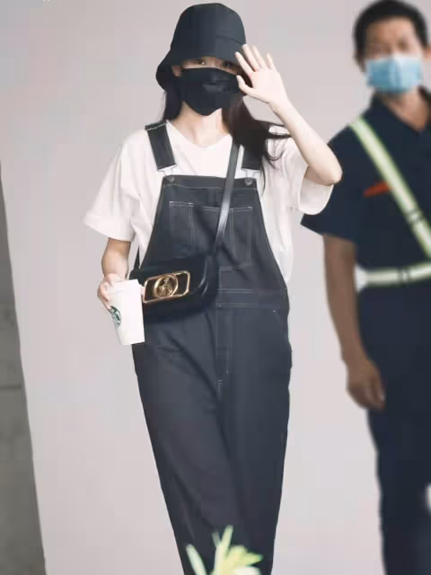 張小斐走紅後沒有偶像包袱,背帶褲配白T恤,看著像「乖乖女」