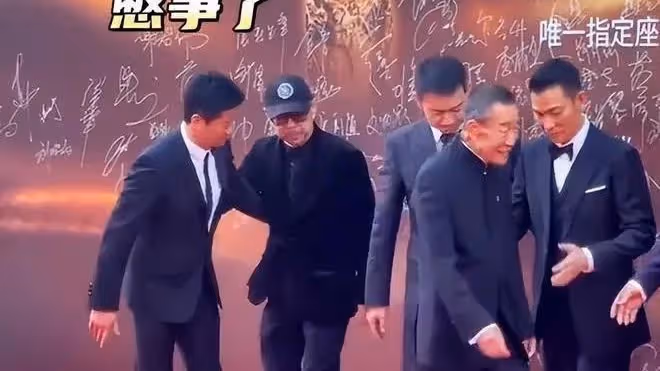 北京這一夜，明星們的微表情和小動作，揭開了內娛的遮羞布