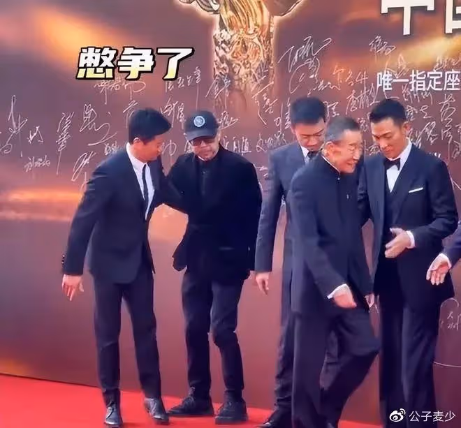 北京這一夜,明星們的微表情和小動作,揭開了內娛的遮羞布