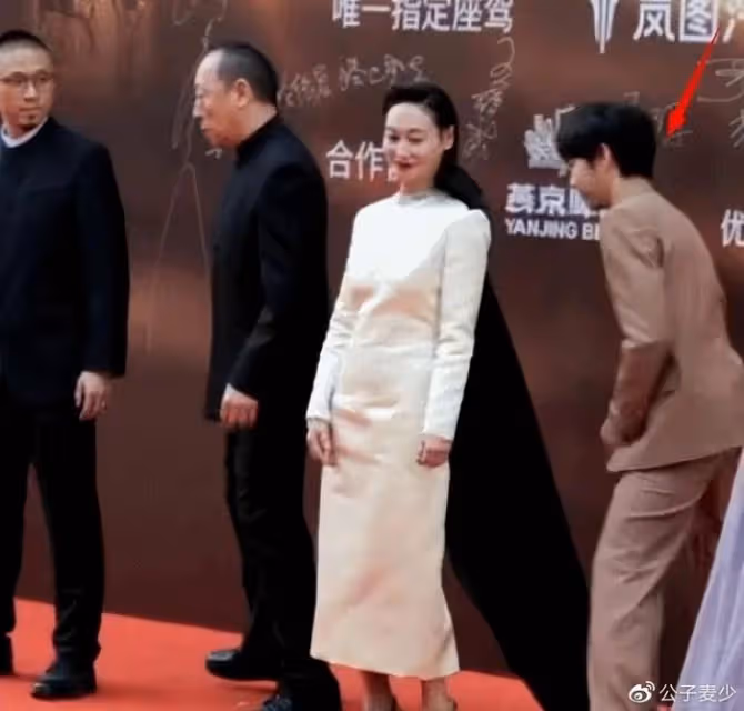 北京這一夜,明星們的微表情和小動作,揭開了內娛的遮羞布