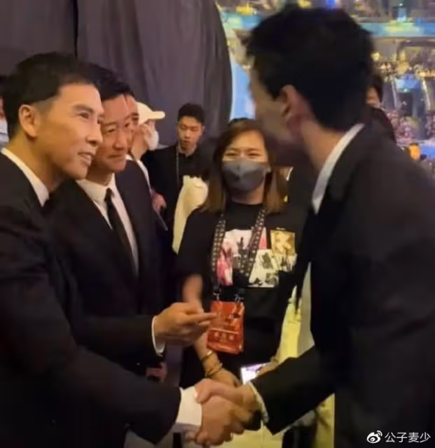 北京這一夜,明星們的微表情和小動作,揭開了內娛的遮羞布