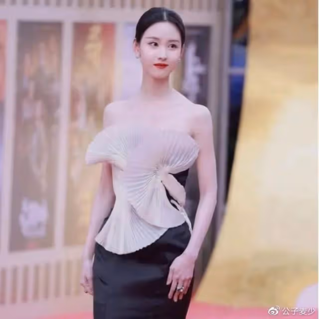北京這一夜,明星們的微表情和小動作,揭開了內娛的遮羞布
