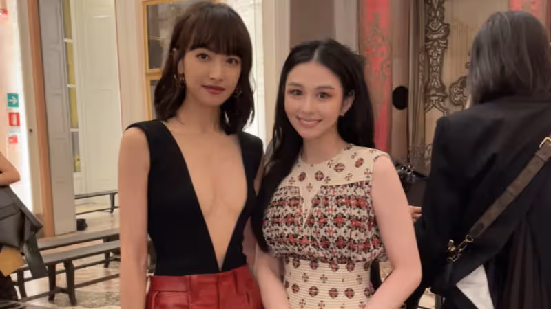 36歲宋茜現身米蘭時裝周，深V開到腰間被贊火辣，演繹高級時尚感