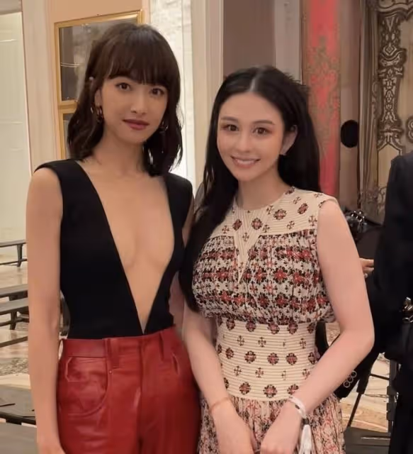 36歲宋茜現身米蘭時裝周,深V開到腰間被贊火辣,演繹高級時尚感