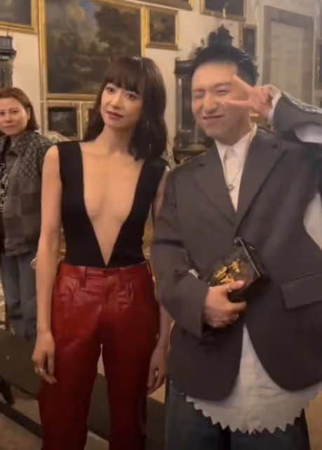 36歲宋茜現身米蘭時裝周,深V開到腰間被贊火辣,演繹高級時尚感