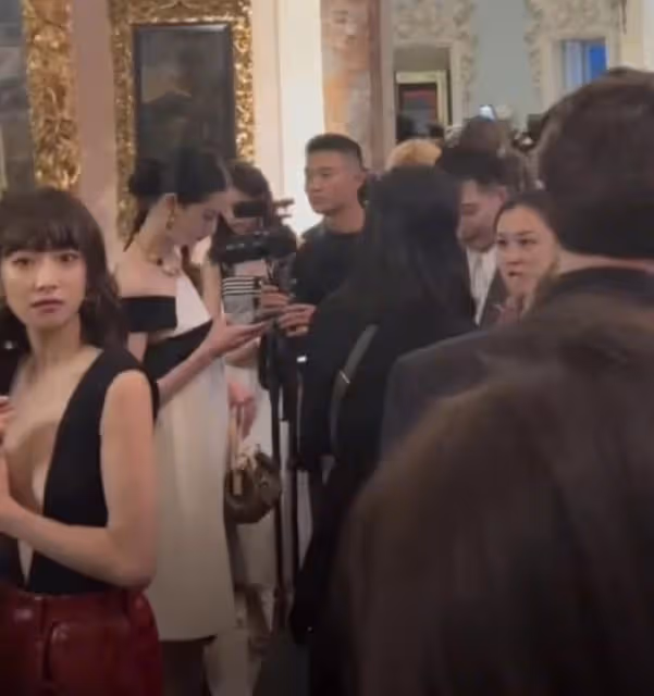 36歲宋茜現身米蘭時裝周,深V開到腰間被贊火辣,演繹高級時尚感