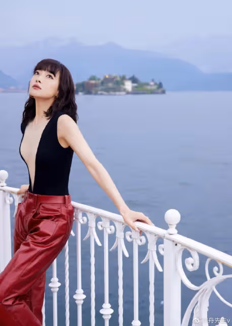36歲宋茜現身米蘭時裝周,深V開到腰間被贊火辣,演繹高級時尚感