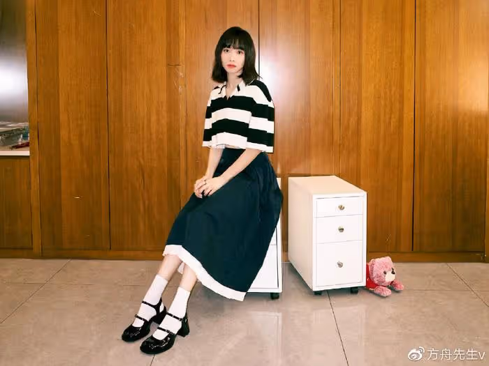 36歲宋茜現身米蘭時裝周,深V開到腰間被贊火辣,演繹高級時尚感