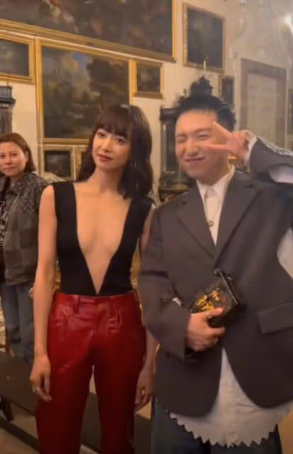 宋茜米蘭看秀照惹爭議,著裝被指太過暴露,近照撞衫葫蘆娃