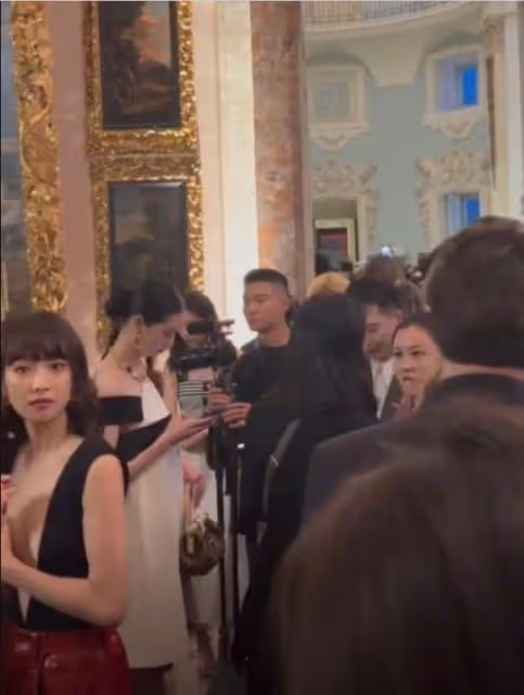 宋茜米蘭看秀照惹爭議,著裝被指太過暴露,近照撞衫葫蘆娃