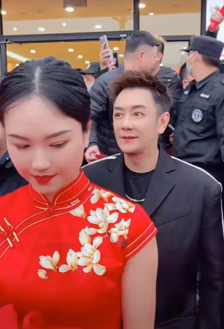 網紅沈曼新公司開業,身材圓潤雙下巴明顯,近照撞臉劉大美人
