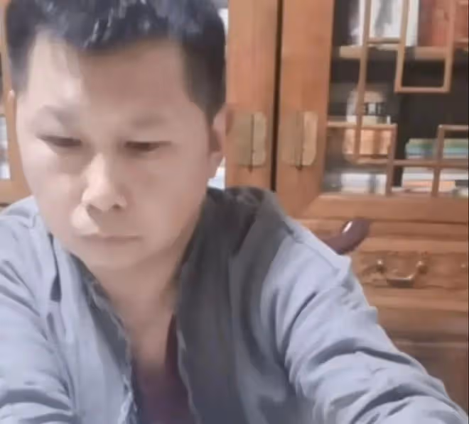 何雲偉:特意把名字改成何沄偉,直播間一千人,不是罵就是看熱鬧