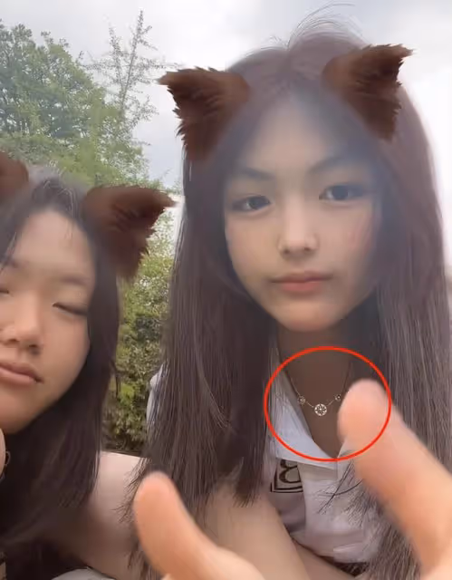 失戀了?13歲王詩齡考試結束,跳手勢舞滿臉鬱悶,戴5W項鍊太奢侈