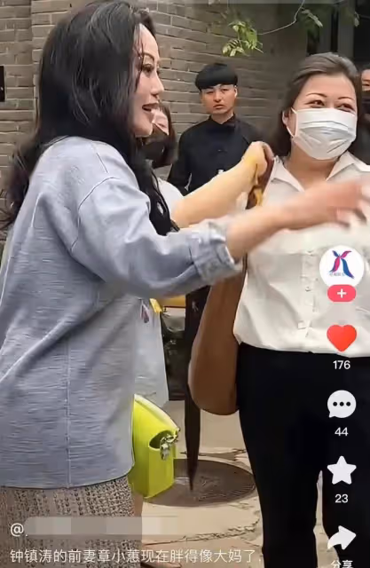 59歲章小蕙外出偶遇友人,熱情寒暄,小腹隆起被網友懷疑有孕在身