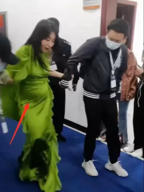 59歲章小蕙外出偶遇友人,熱情寒暄,小腹隆起被網友懷疑有孕在身