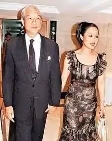 59歲章小蕙外出偶遇友人,熱情寒暄,小腹隆起被網友懷疑有孕在身