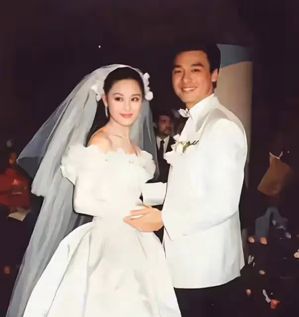 59歲章小蕙外出偶遇友人,熱情寒暄,小腹隆起被網友懷疑有孕在身