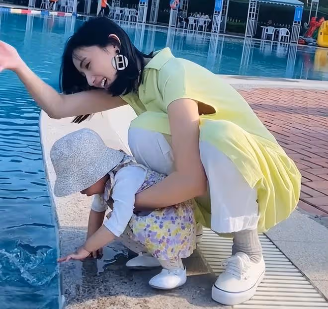 金喜曬女兒學步過程,夏夏疑嚴重缺鈣,李亞鵬出鏡一秒被嘲不稱職