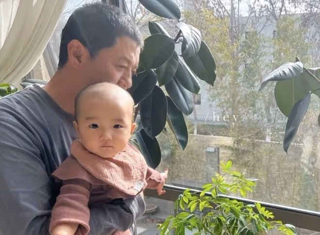 金喜曬女兒學步過程,夏夏疑嚴重缺鈣,李亞鵬出鏡一秒被嘲不稱職