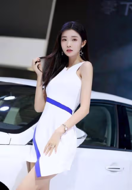 車模李涼涼跌落神壇,回家鄉扮村姑確實像村姑,毫無女神氣質