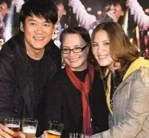她和周華健同框被人「認作母子」!如今滿臉皺紋,卻備受疼愛,他含淚感謝:我的成功皆因她