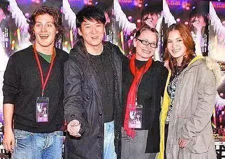 她和周華健同框被人「認作母子」!如今滿臉皺紋,卻備受疼愛,他含淚感謝:我的成功皆因她