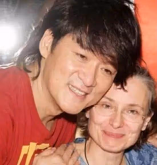 她和周華健同框被人「認作母子」!如今滿臉皺紋,卻備受疼愛,他含淚感謝:我的成功皆因她
