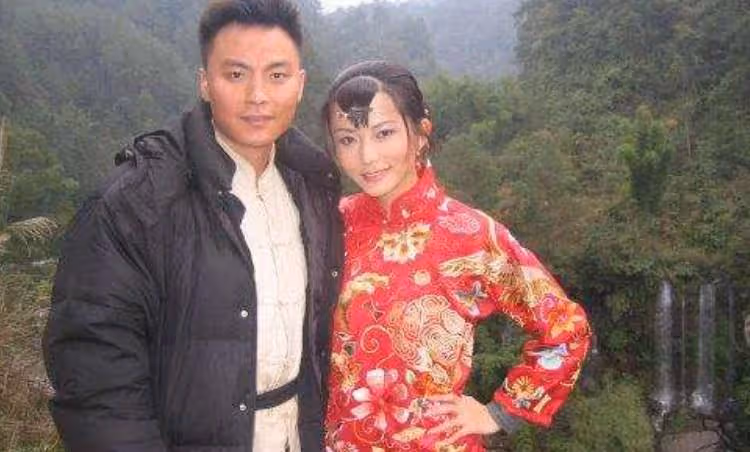33歲穿婚紗離開,前男友黃曉明差點崩潰 葬禮現場范冰冰強忍悲痛「千萬粉絲含淚送別」:一路走好!