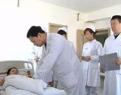 姐姐結婚前夜逃走,10年後她回來燒了家裡房子,爸媽對她感激不盡!