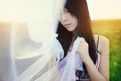 姐姐結婚前夜逃走,10年後她回來燒了家裡房子,爸媽對她感激不盡!