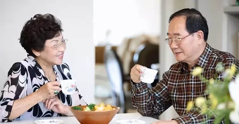 我懷揣10萬助女兒買房,吃飯時女婿把腳放桌上,隔天我帶錢離開!