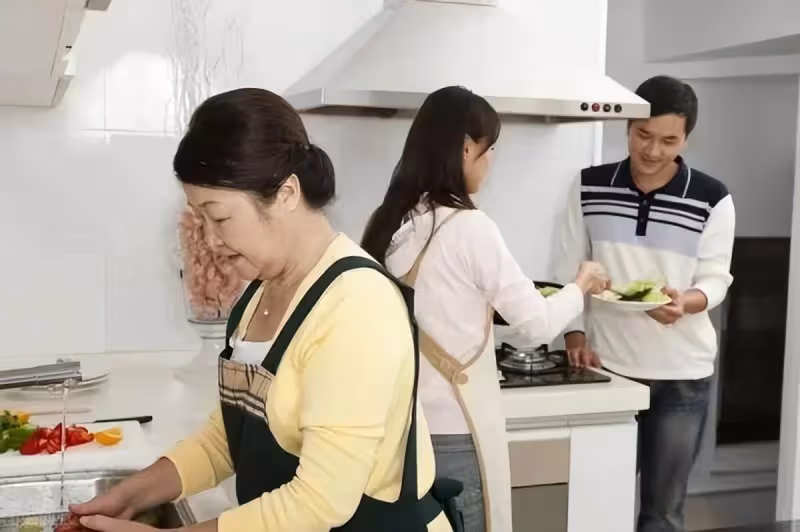 我懷揣10萬助女兒買房,吃飯時女婿把腳放桌上,隔天我帶錢離開!