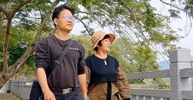 孫子上幼稚園了！我和老伴「終於能享受退休生活」出去旅行🤩 2年後回來「家卻沒了」兒子冷回：你們繼續玩吧...