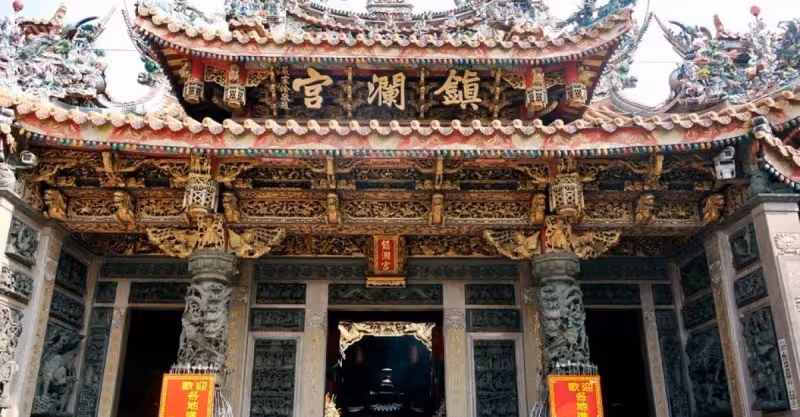 來自神明的祝福，夫妻倆「鎮瀾宮拍婚紗照」零修圖曬恩愛 網仔細看驚喊：「媽祖顯靈了」