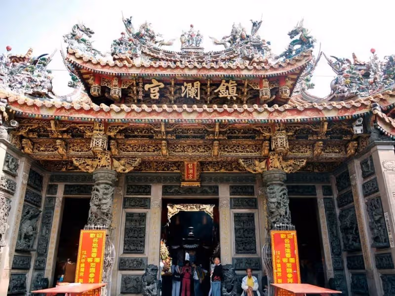 來自神明的祝福,夫妻倆「鎮瀾宮拍婚紗照」零修圖曬恩愛 網仔細看驚喊:「媽祖顯靈了」