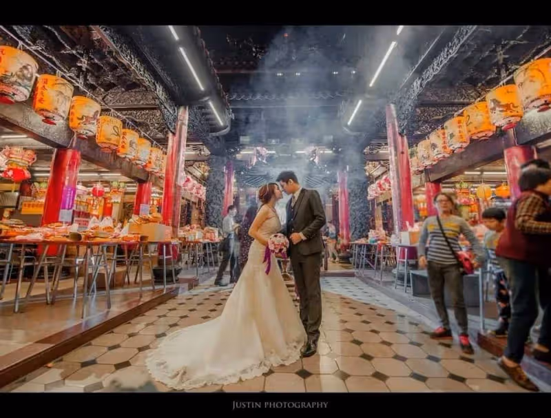 來自神明的祝福,夫妻倆「鎮瀾宮拍婚紗照」零修圖曬恩愛 網仔細看驚喊:「媽祖顯靈了」