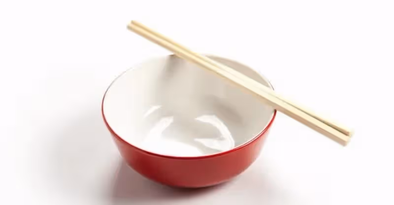 去兒子家做客，看到兒媳準備的新餐具，老人發誓：以後再也不來了