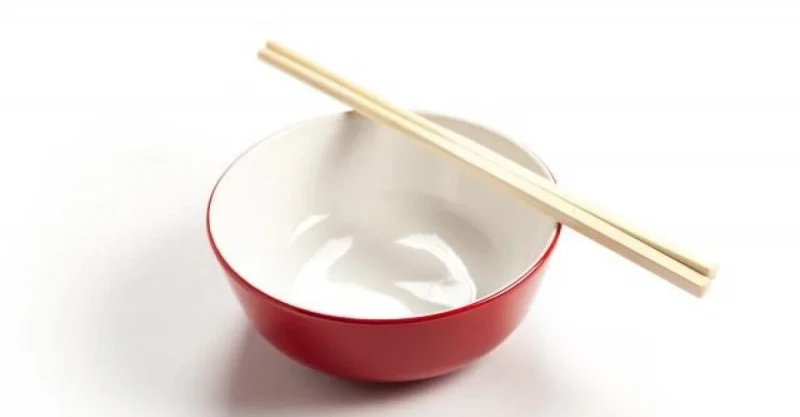 去兒子家做客，看到兒媳準備的新餐具，老人發誓：以後再也不來了