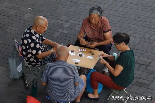 去兒子家做客，看到兒媳準備的新餐具，老人發誓：以後再也不來了