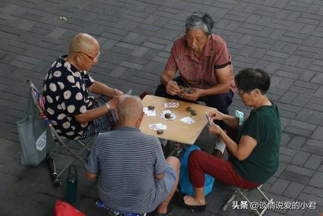 去兒子家做客，看到兒媳準備的新餐具，老人發誓：以後再也不來了