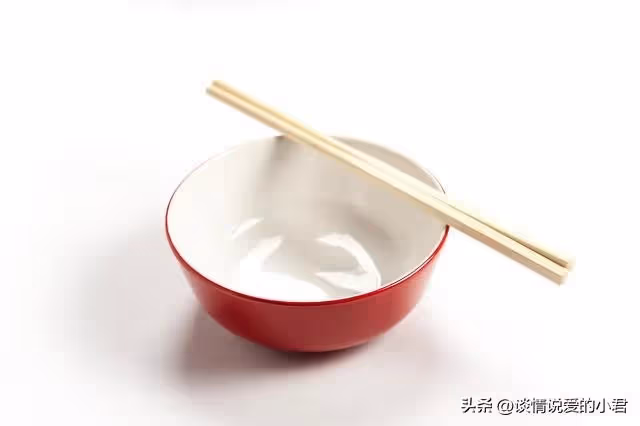 去兒子家做客，看到兒媳準備的新餐具，老人發誓：以後再也不來了
