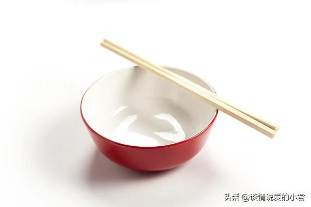 去兒子家做客，看到兒媳準備的新餐具，老人發誓：以後再也不來了